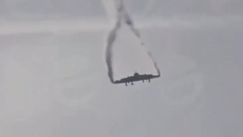 Momento en el que el C130 se precipita hacia el suelo.