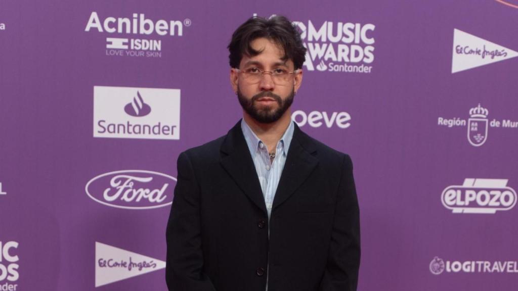 El cantante Mora posa a su llegada a la gala de LOS40 Music Awards 2025. Europa Press/Jorge Gil
