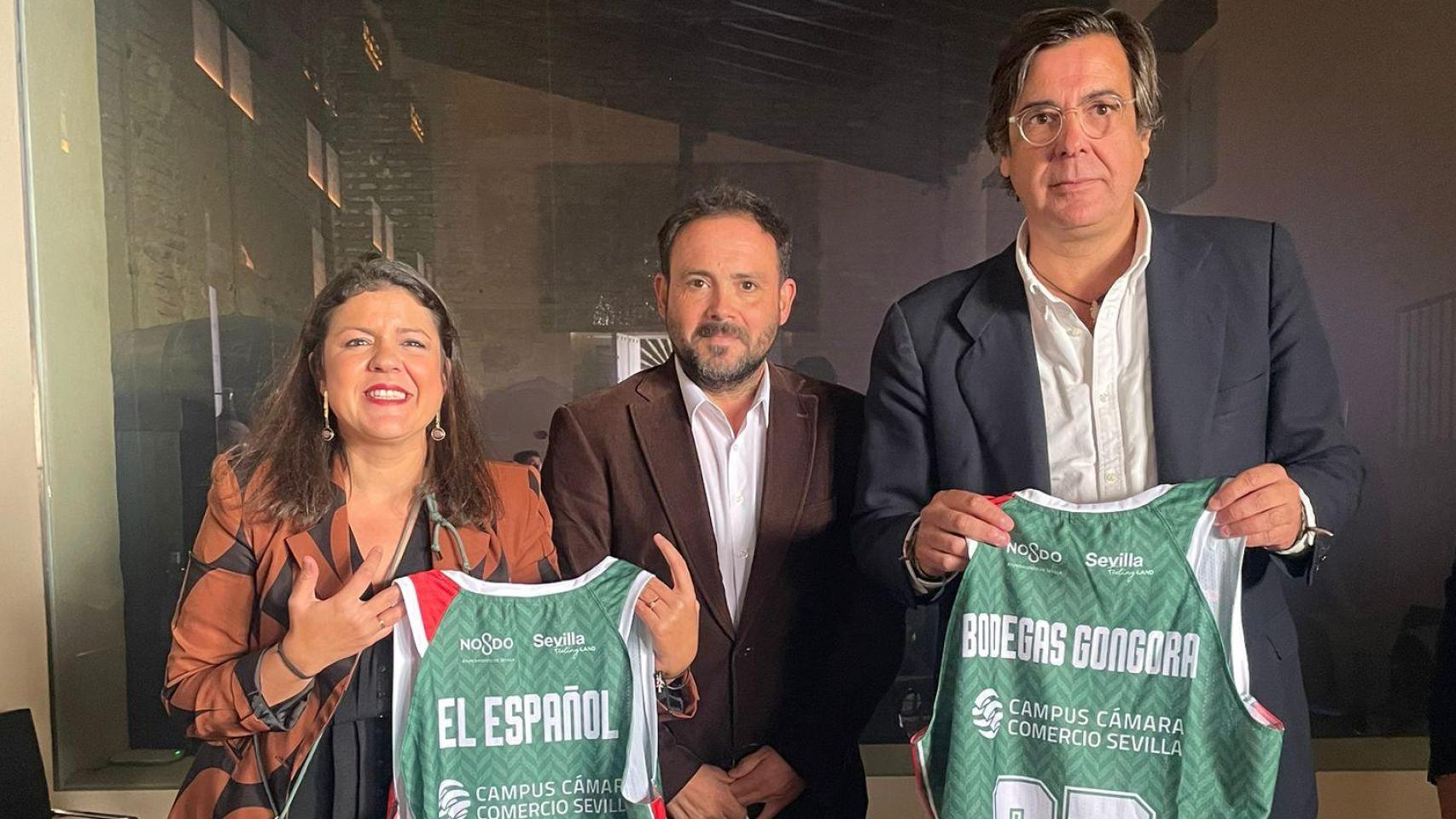 La delegada de El Español en Andalucía, Inma León, y José Manuel González, presidente de Cesur y de bodegas Góngora.