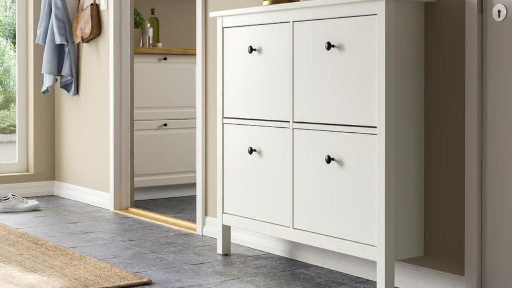 Es elegante, ocupa poco y da para 8 pares de zapatos: IKEA hunde el zapatero Hemnes a 103 €