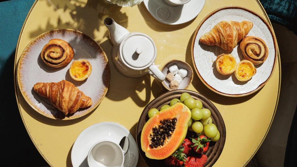 El buffet del brunch ofrece productos frescos y locales.