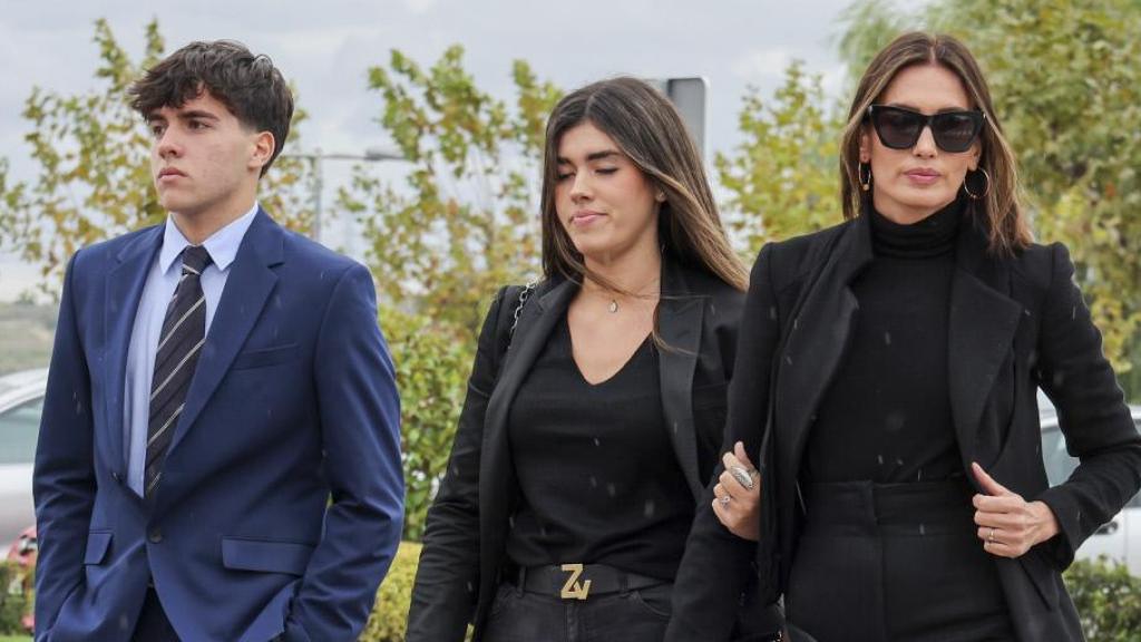 Bianca y Brando Severini, con su madre, Nieves Álvarez, en una fotografía tomada en Madrid en octubre de 2023.