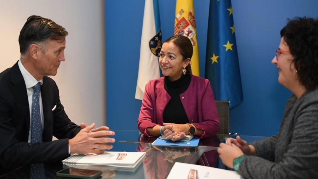 La conselleira do Mar, Marta Villaverde, en reunión con los representantes del colectivo empresarial Pescanova
