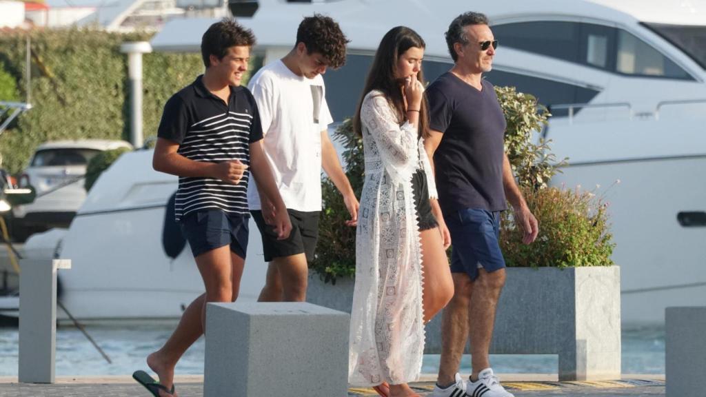 Marco Severini, con sus tres hijos, Adriano, Bianca y Brando, en Ibiza en 2021.