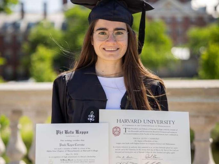 Paula Leyes durante el día de su graduación en el Campus de Harvard.