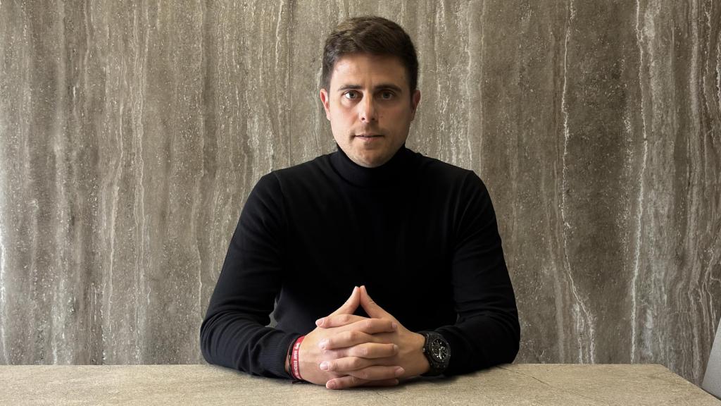 Alessio Lisci durante una entrevista con EL ESPAÑOL en las instalaciones de Kosner, patrocinador oficial de Osasuna.