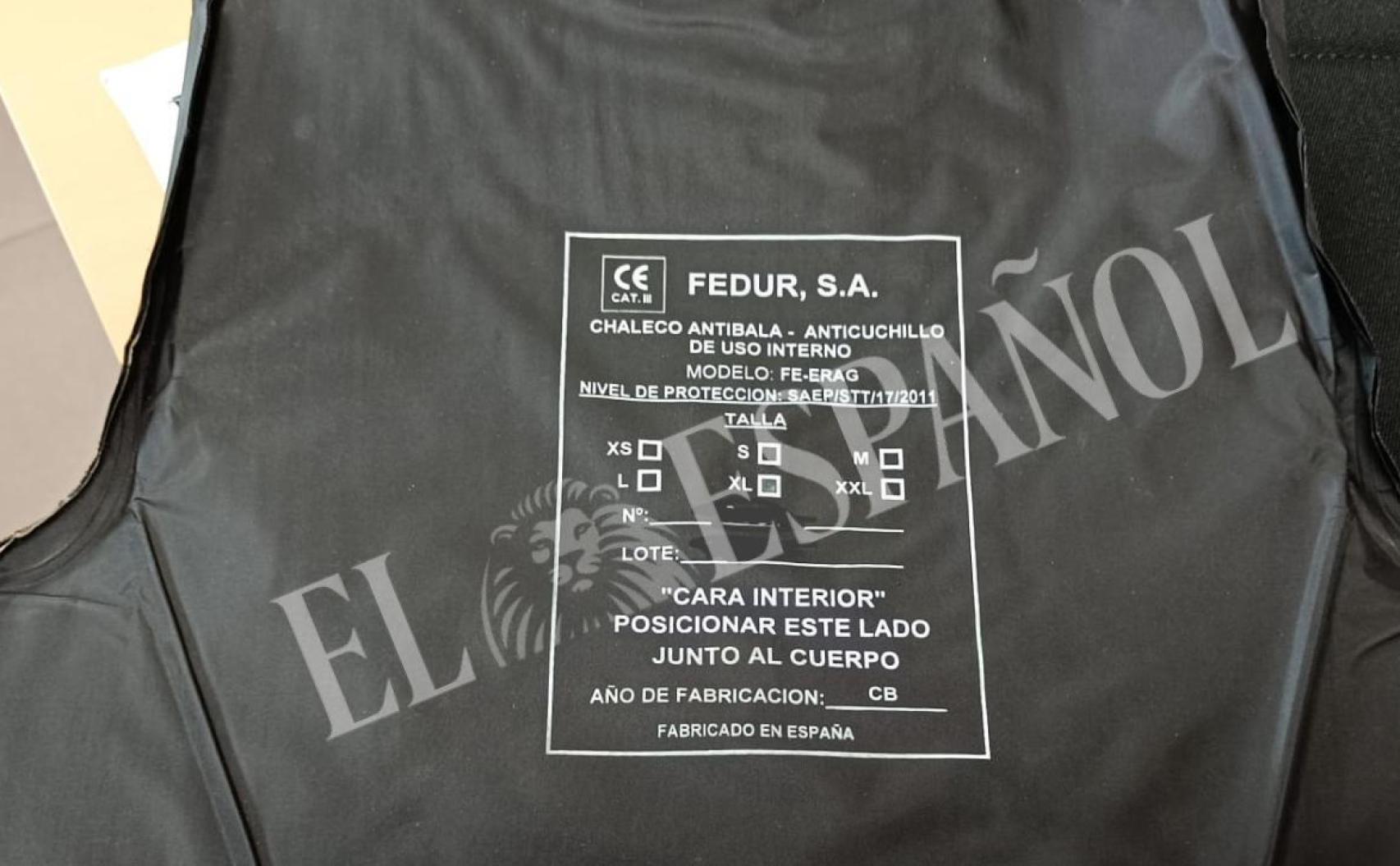 Uno de los chalecos cuya vida útil terminó en 2021 y que se han repartido en la Línea.