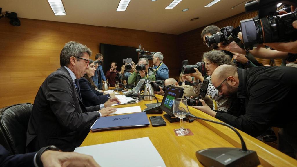 Mazón, a su llegada a la comisión. Biel Aliño / EFE