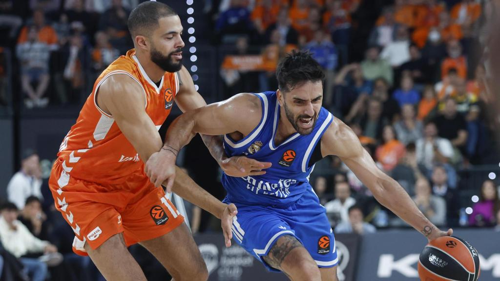 Campazzo, ante Thompson.
