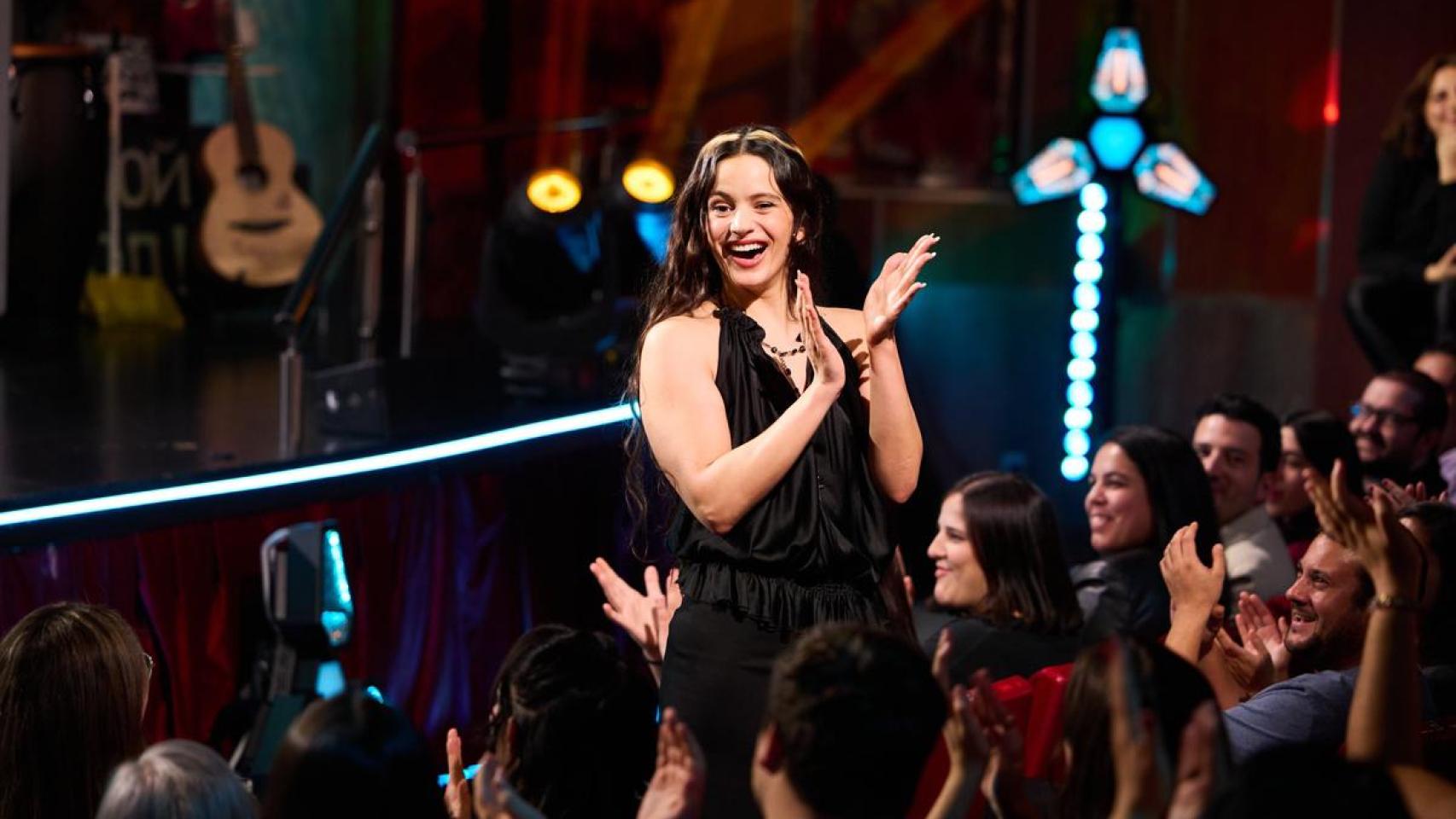 Rosalía, entre el patio de butacas del Teatro Príncipe Gran Vía, donde se graba 'La Revuelta'.