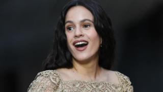 Rosalía, en un acto en París en 2024.
