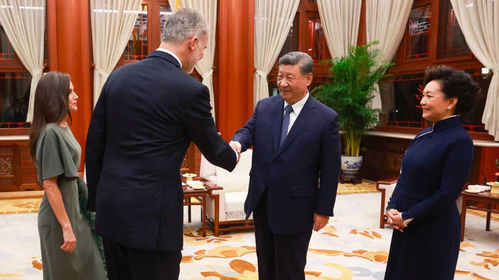 Felipe VI estrecha la mano de Xi y confirma la asociación estratégica de la España de Sánchez con China Felipe VI estrecha la mano de Xi y confirma la asociación estratégica de la España de Sánchez con China