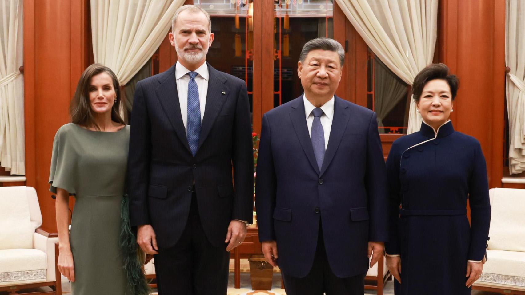 La foto oficial del presidente chino, su esposa y los Reyes.