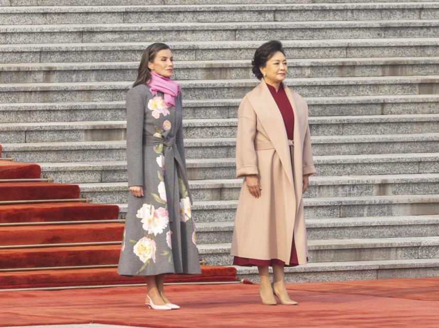La Reina, junto a la primera dama de China.
