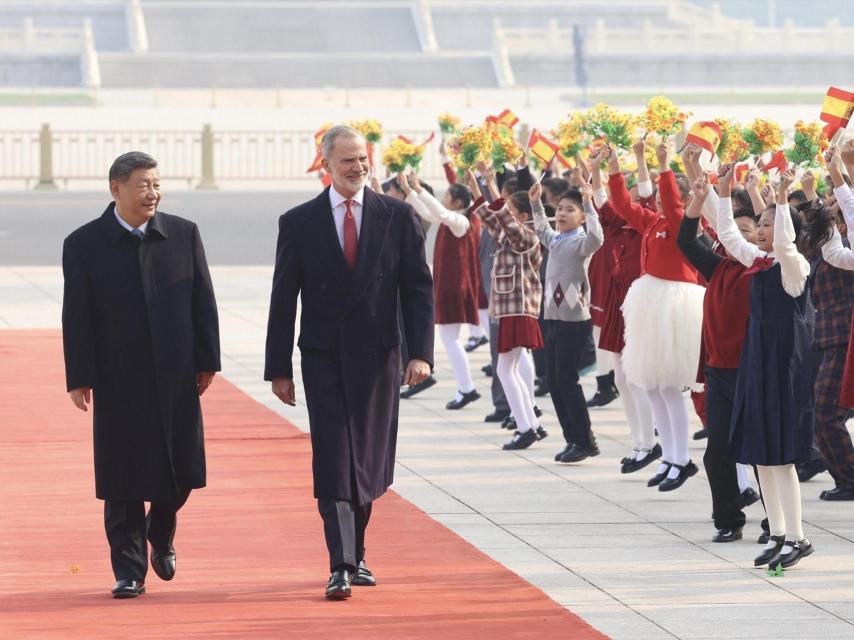 Felipe VI y el presidente de China, Xi Jinping, durante la recepción de honor en el Gran Palacio del Pueblo en la Plaza de Tiananmen.