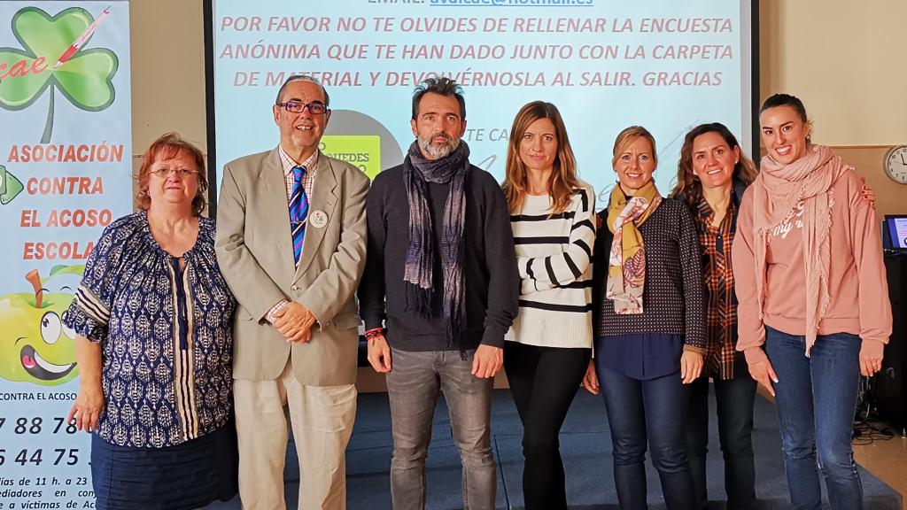 Miembros de Avalcae en una charla. A la izquierda, la presidenta, María Teresa Canet, y el coordinador general, Francisco Sorolla.