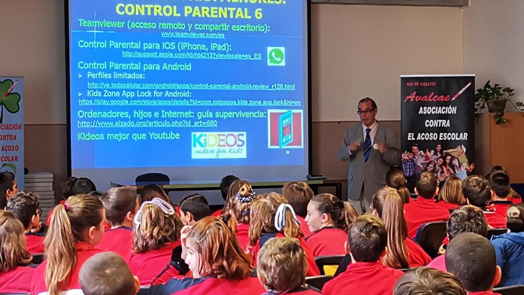 El mediador Francisco Sorolla impartiendo una charla en un colegio.