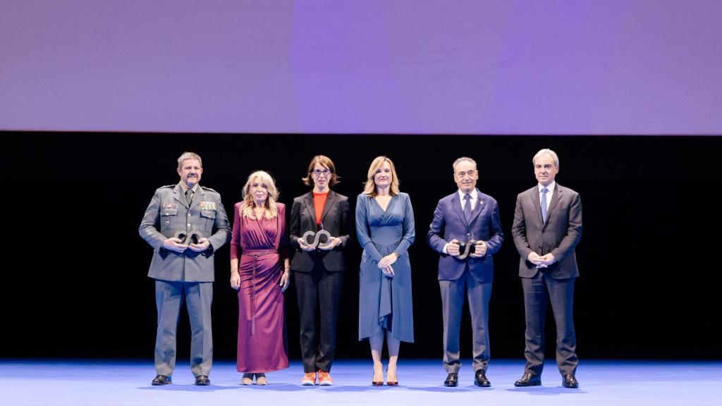 Los premiados tras recibir los galardones.
