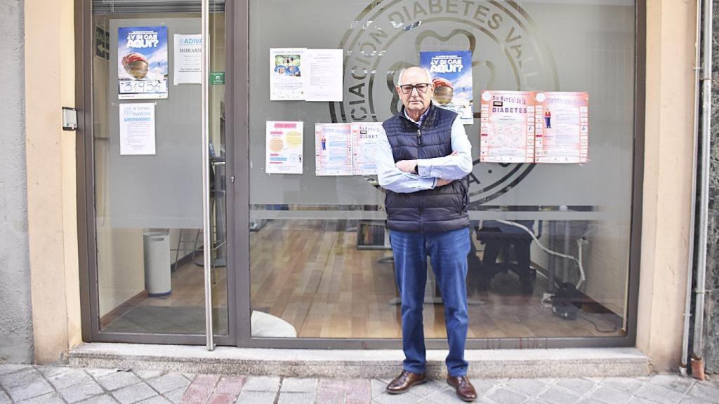 Emilio frente a la sede de la Asociación Diabetes Valladolid.