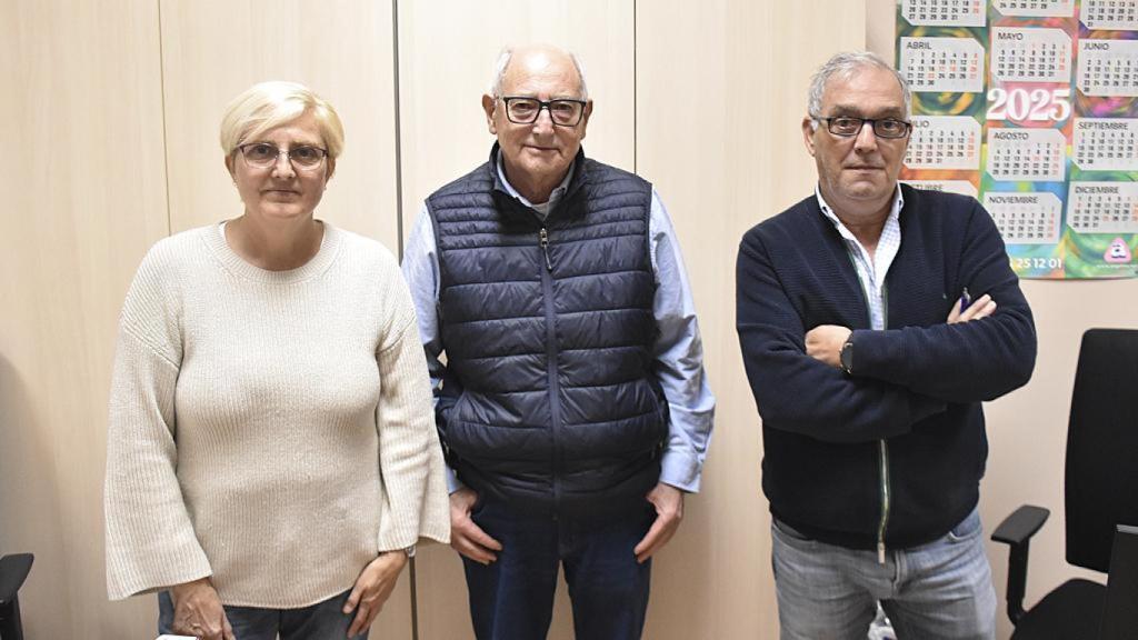 De izquierda a derecha: Ana Prieto, secretaria. Emilio Felipe Fernández Robles, presidente. Y Julio Pérez González, tesorero, de la Asociación Diabetes Valladolid.