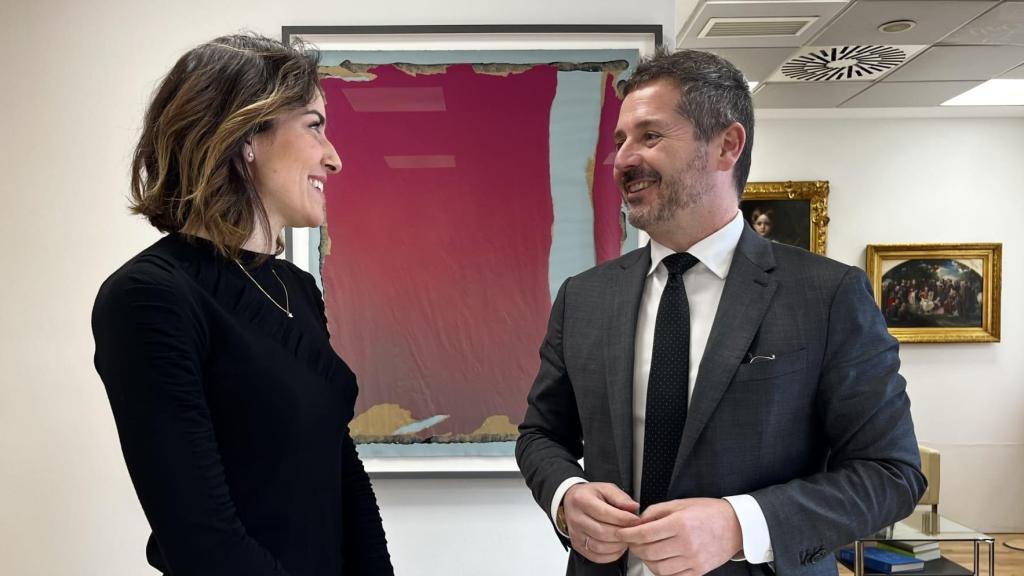 La directora Alondra de la Parra conversa con el consejero de Cultura, Turismo y Deporte de la Comunidad de Madrid, Mariano de Paco. Foto: Comunidad de Madrid / Europa Press