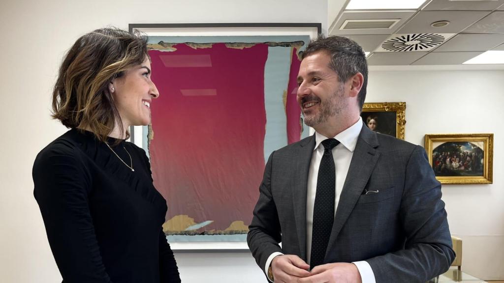 La directora Alondra de la Parra conversa con el consejero de Cultura, Turismo y Deporte de la Comunidad de Madrid, Mariano de Paco. Foto: Comunidad de Madrid / Europa Press