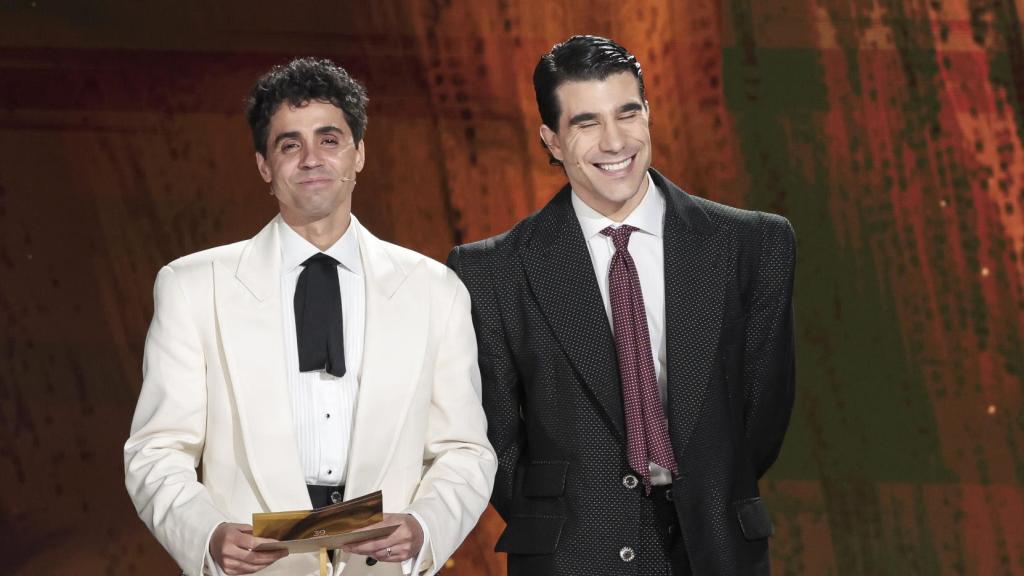 Javier Calvo y Javier Ambrossi en un acto público.