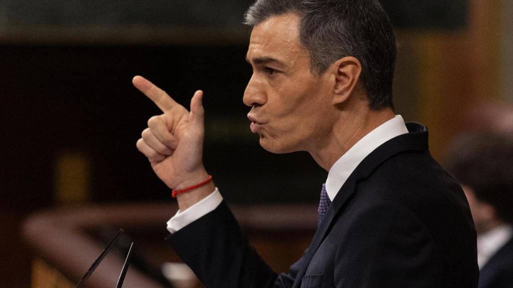 El presidente del Gobierno, Pedro Sánchez, interviene durante una sesión de control al Gobierno, en el Congreso de los Diputados, a 12 de noviembre de 2025