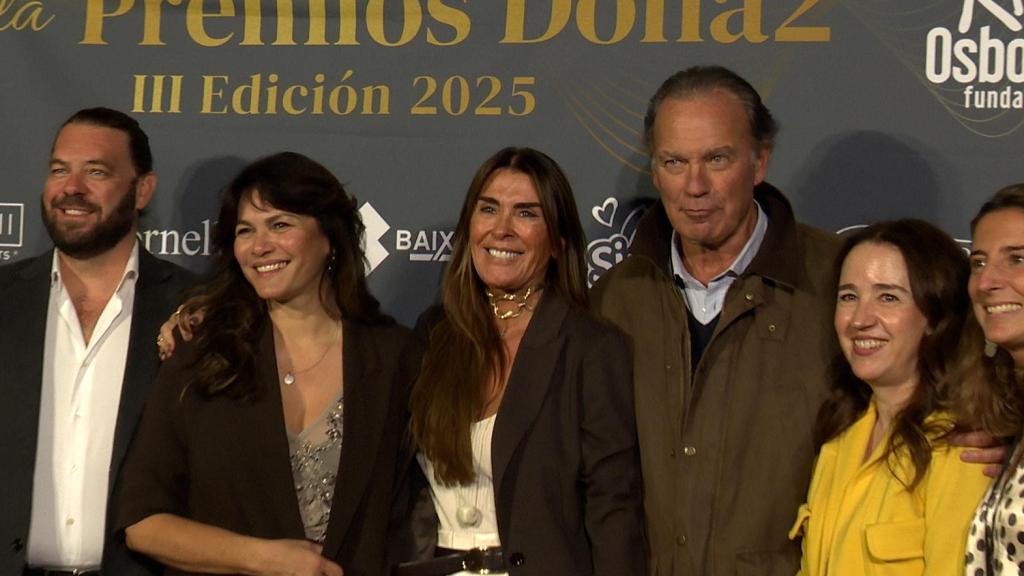 Bertín Osborne posando con Fabiola Martínez, este pasado martes, 11 de noviembre,.