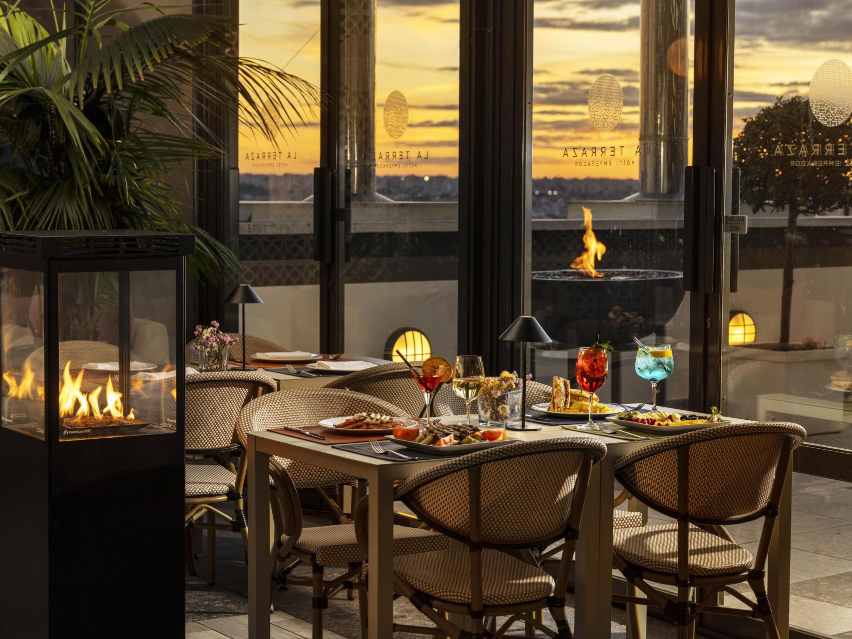 El atardecer en la terraza.