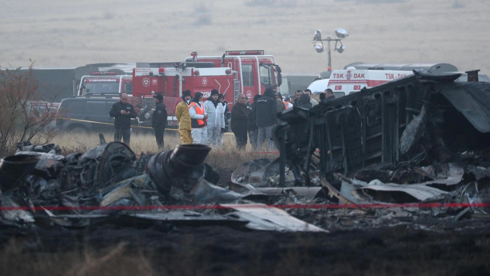 Miembros de los servicios de emergencia trabajan en el lugar del accidente del avión militar turco C-130 cerca de la frontera con Azerbaiyán, en el municipio de Sighnaghi, Georgia