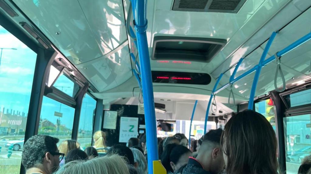 Pasajeros en el interior del autobús 603.