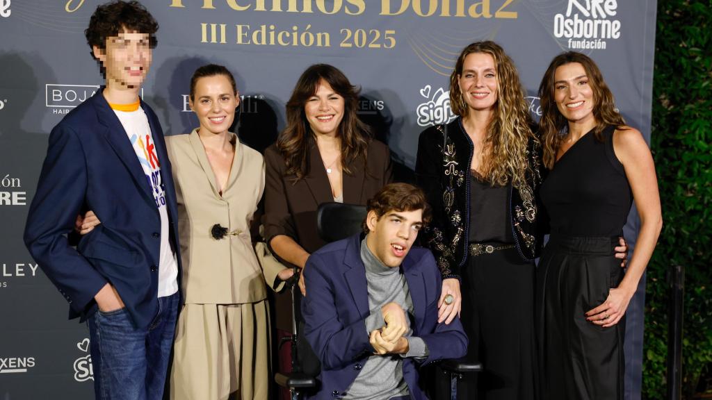 Fabiola Martínez con sus dos hijos y las tres hijas de Bertín Osborne