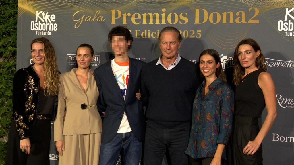 Bertín Osborne con su hijo Carlos, sus tres hijas y Ana Cristina Portillo.