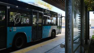 Un autobús espera a salir de una parada