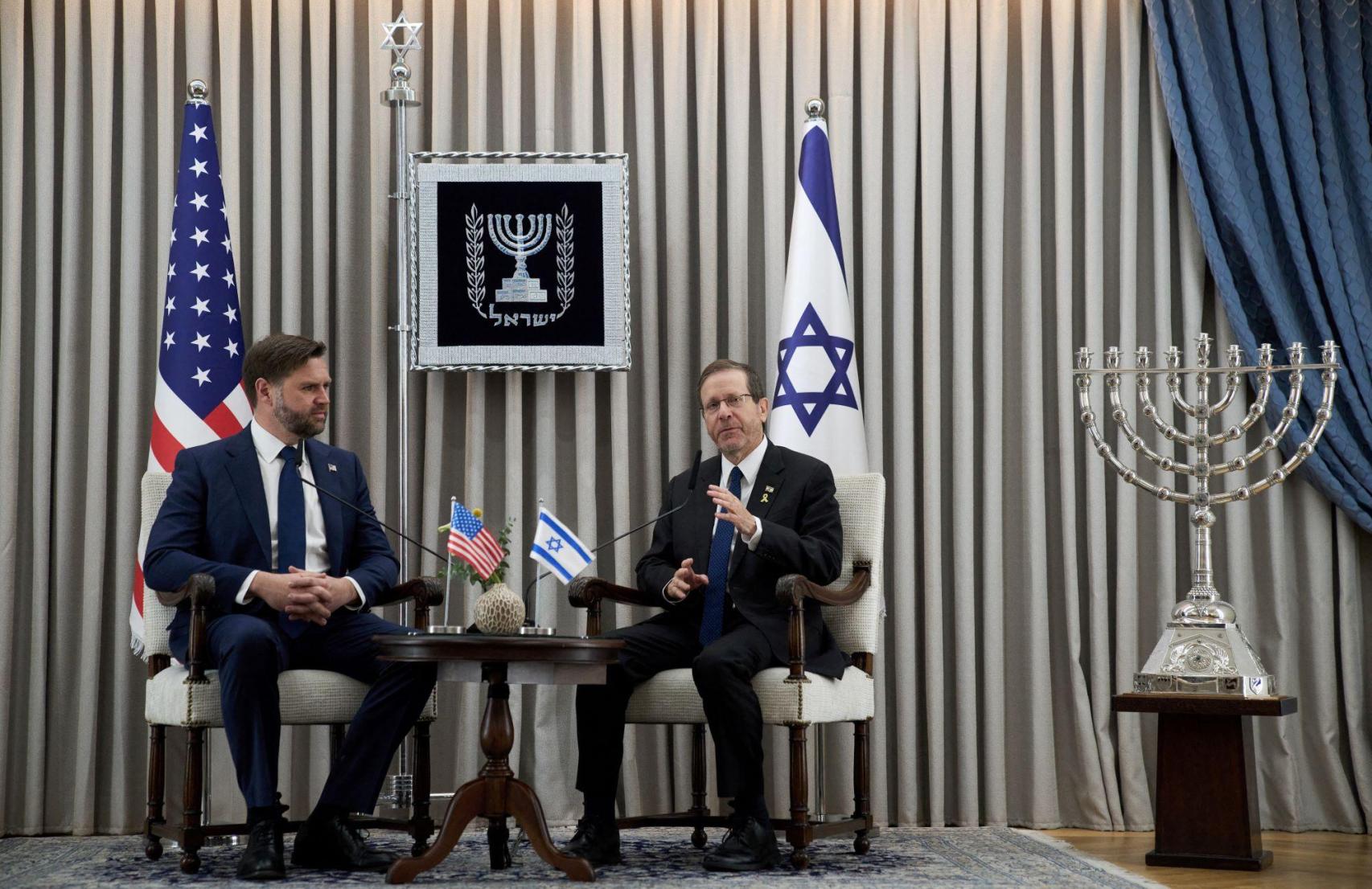 El presidente israelí Isaac Herzog reunido en Jerusalén con el vicepresidente estadounidense JD VAnce.