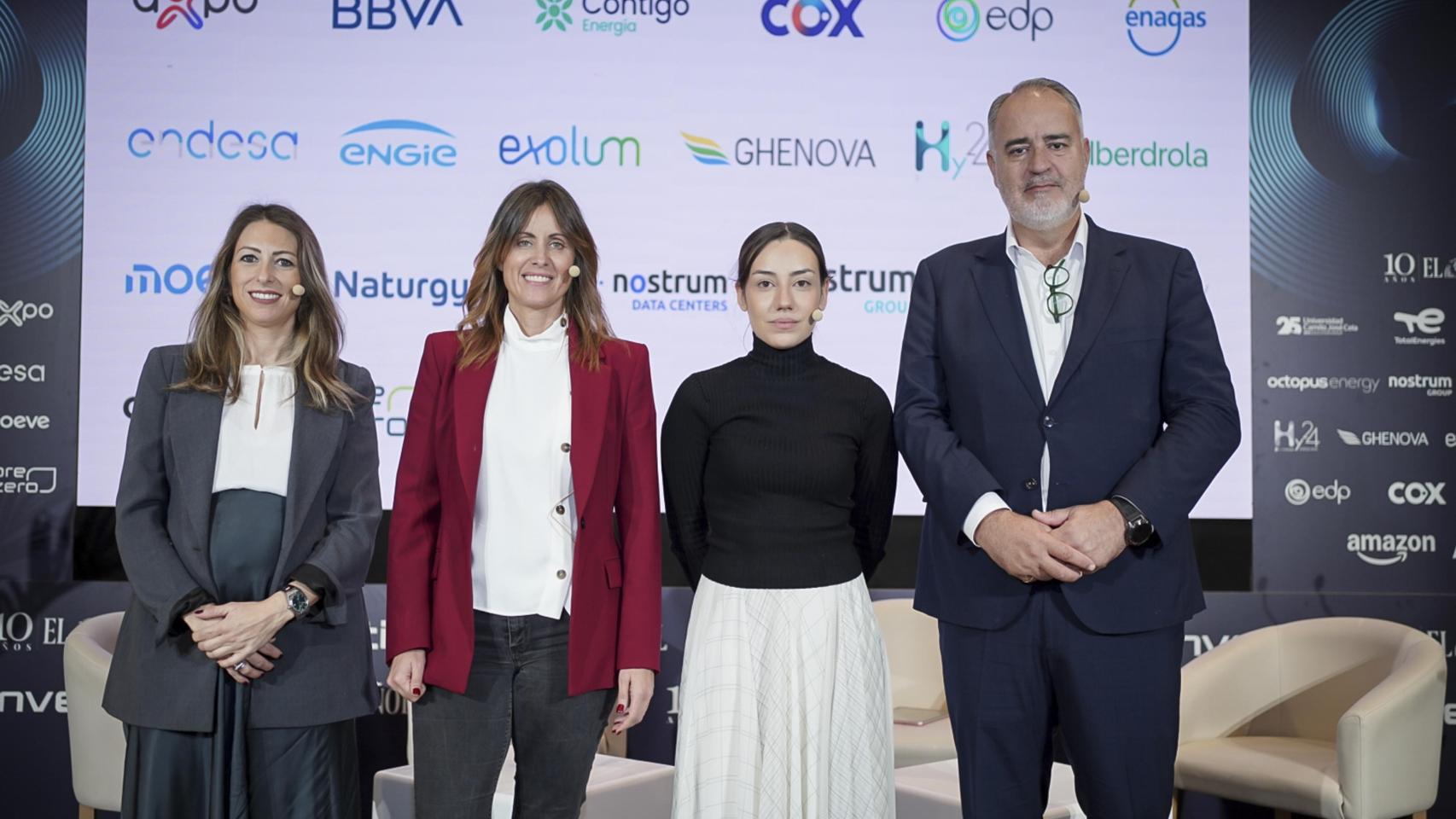 De izquierda a derecha; Paula de la Fuente, H2 Development Responsible for Spain de Alpiq; Nuria de Lucas, responsable de Transición Energética en Gases Renovables de Naturgy; Alba Pérez, redactora de Energía en EL ESPAÑOL-Invertia; y Miguel Mayrata, director de Renovables de Redexis; en la segunda jornada del II Observatorio de la Energía 'Competir y descarbonizar: la nueva ecuación energética en España'.