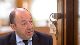 Gonzalo Bernardos junto a unas llaves de una vivienda.