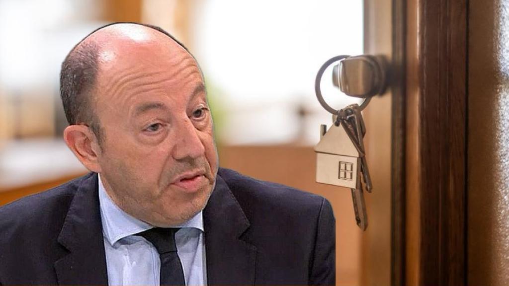 Gonzalo Bernardos junto a unas llaves de una vivienda.