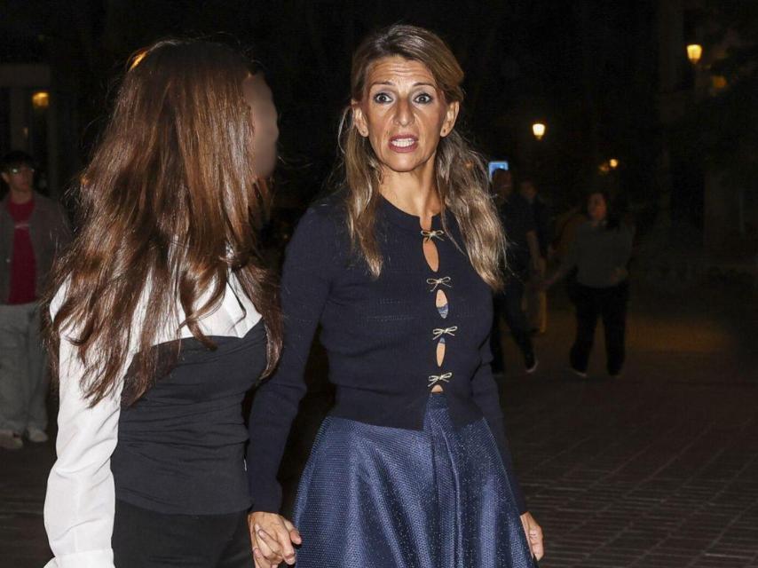 La vicepresidenta con su hija, que lleva el bolso de la polémica.