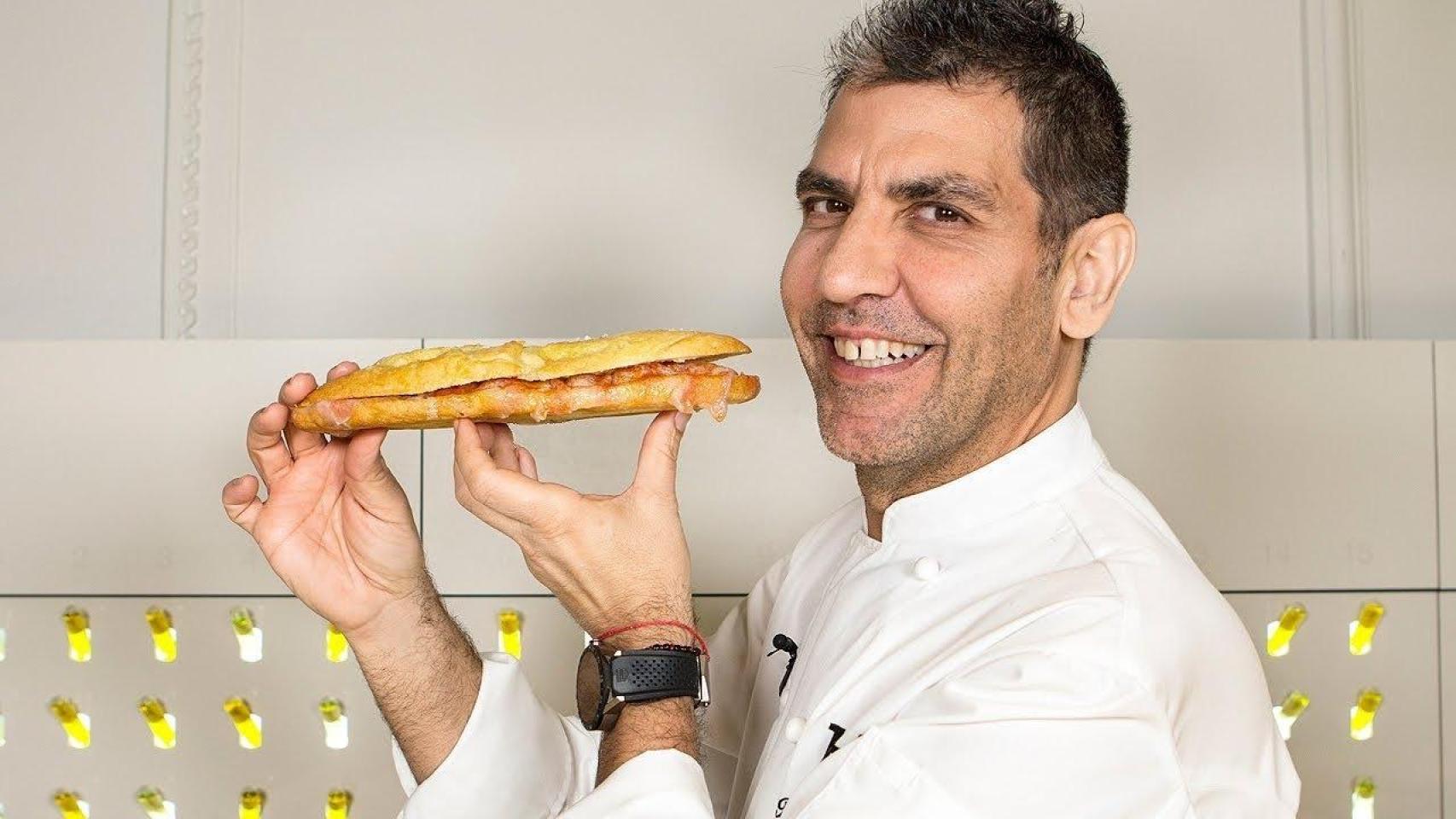 El chef Paco Roncero junto a un bocadillo de jamón.