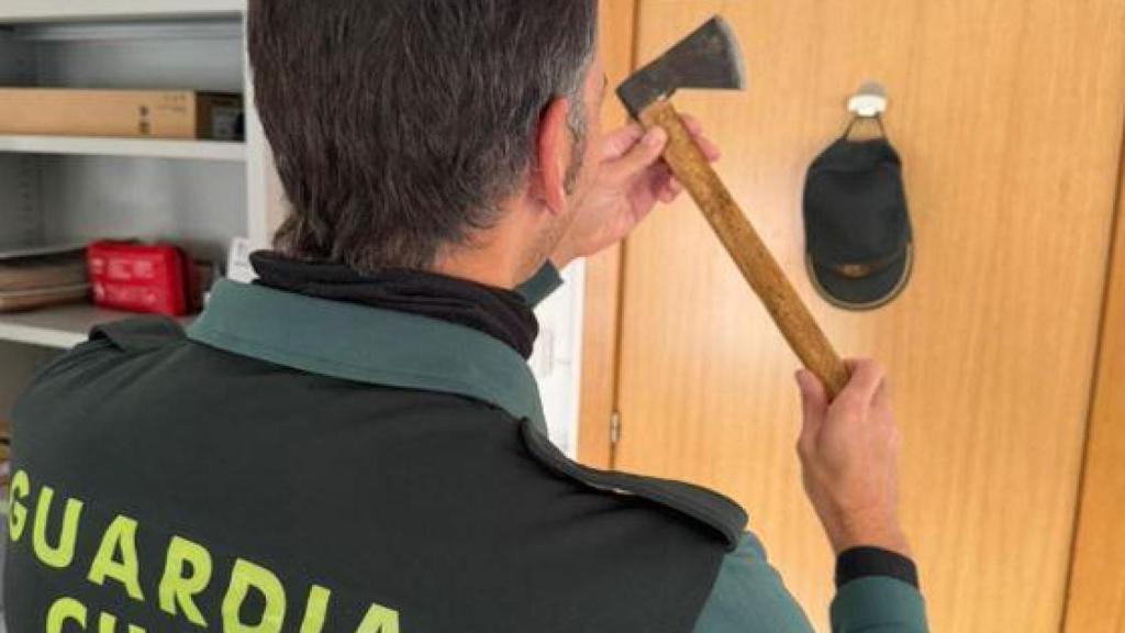 El guardia civil con el hacha intervenida