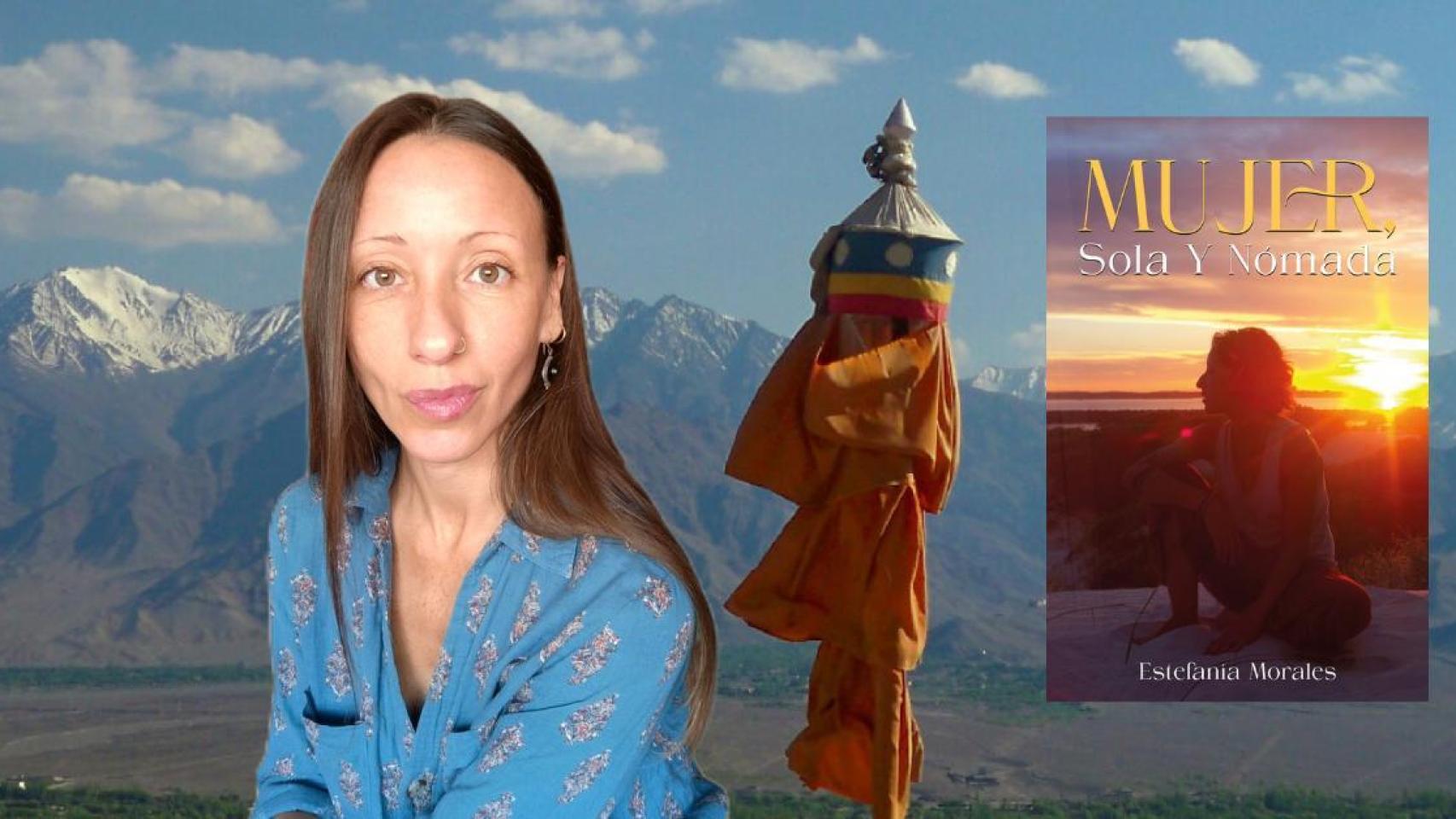 Estefanía Morales, autora de 'Mujer, sola y nómada: mi vida en una mochila' con la portada de su libro.