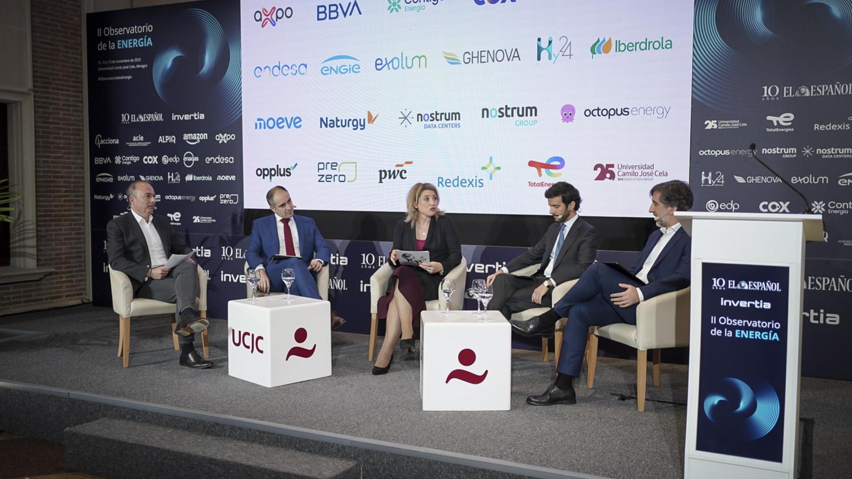 Luis Domínguez, responsable de Proyectos de Almacenamiento de Endesa; Fabián Pérez, director general  de Cox Energy Clientes: Laura Ojea, redactora jefe de energía de Invertia; Gabriel Deniz Marrero, executive Director responsible for Utilities - Sustainability & Low Carbon Transition Advisory en BBVA CIB; y Miguel Adell, director de Gestión de Energía de Contigo Energía durante su intervención en el II Observatorio de la Energía organizado por EL ESPAÑOL e Invertia.