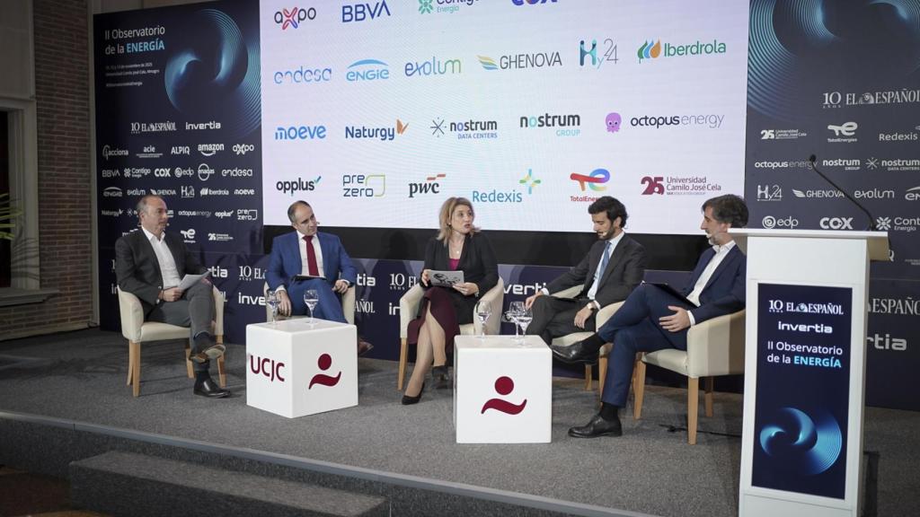 Luis Domínguez, responsable de Proyectos de Almacenamiento de Endesa; Fabián Pérez, director general  de Cox Energy Clientes: Laura Ojea, redactora jefe de energía de Invertia; Gabriel Deniz Marrero, executive Director responsible for Utilities - Sustainability & Low Carbon Transition Advisory en BBVA CIB; y Miguel Adell, director de Gestión de Energía de Contigo Energía durante su intervención en el II Observatorio de la Energía organizado por EL ESPAÑOL e Invertia.