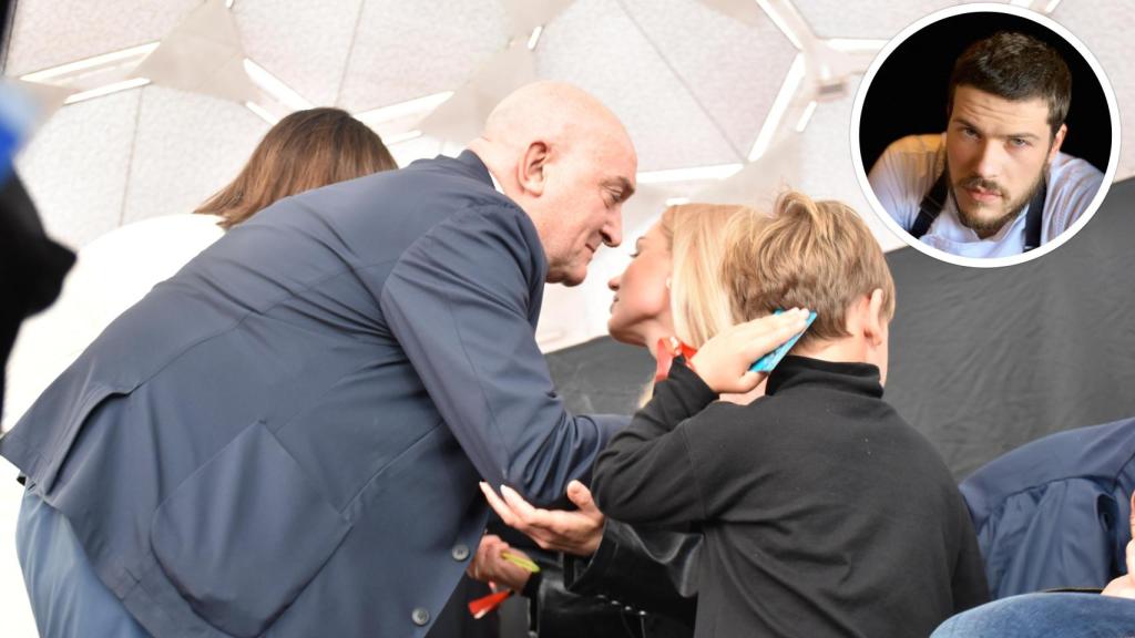 Jesús Julio Carnero saluda a Anastasia, viuda de Hryhorii (en el círculo), y a sus hijos.