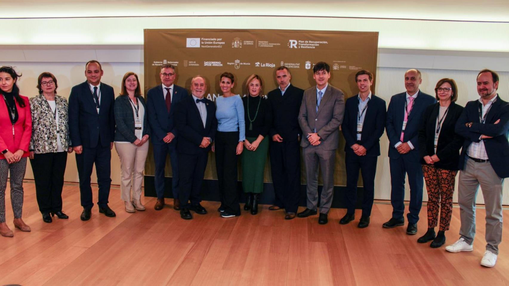 Los representantes autonómicos de Agroalnext, junto con el secretario de Estado de Innovación, Ciencia y Universidades, Juan Cruz Cigudosa.