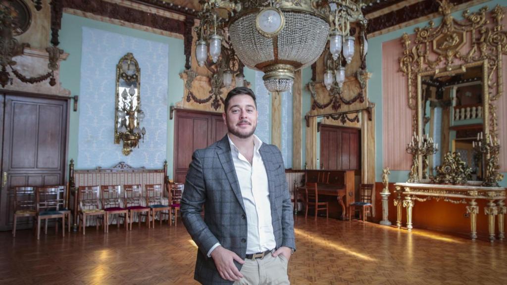 Pedro Romero en el salón Imperio de Teselas, en Real Liceo Casino de Alicante.