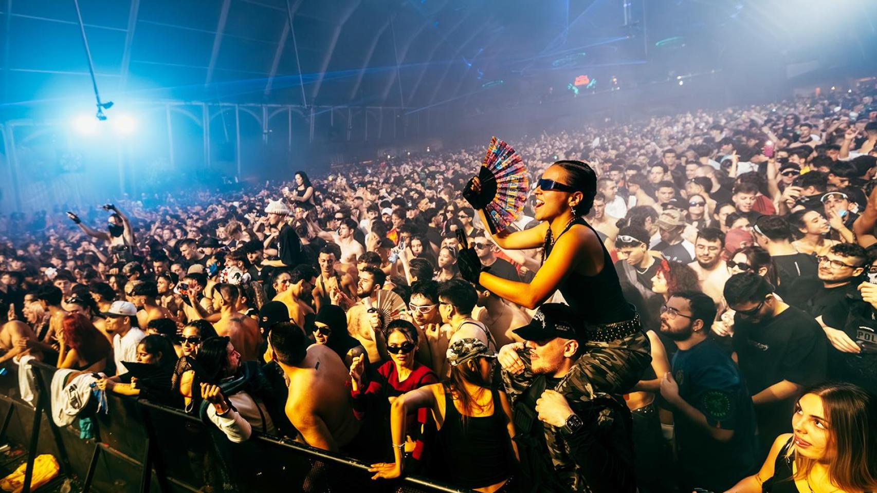 Cae la banda que se infiltraba en Fabrik para robar móviles: el método de los 'especialistas' para quedarse con tu iPhone