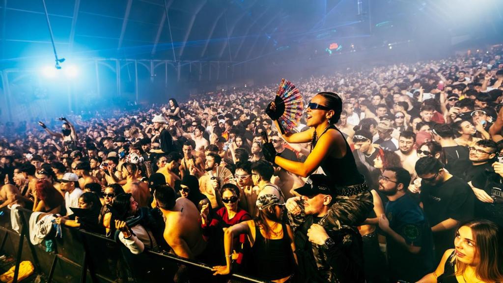 Cae la banda que se infiltraba en Fabrik para robar móviles: el método de los 'especialistas' para quedarse con tu iPhone